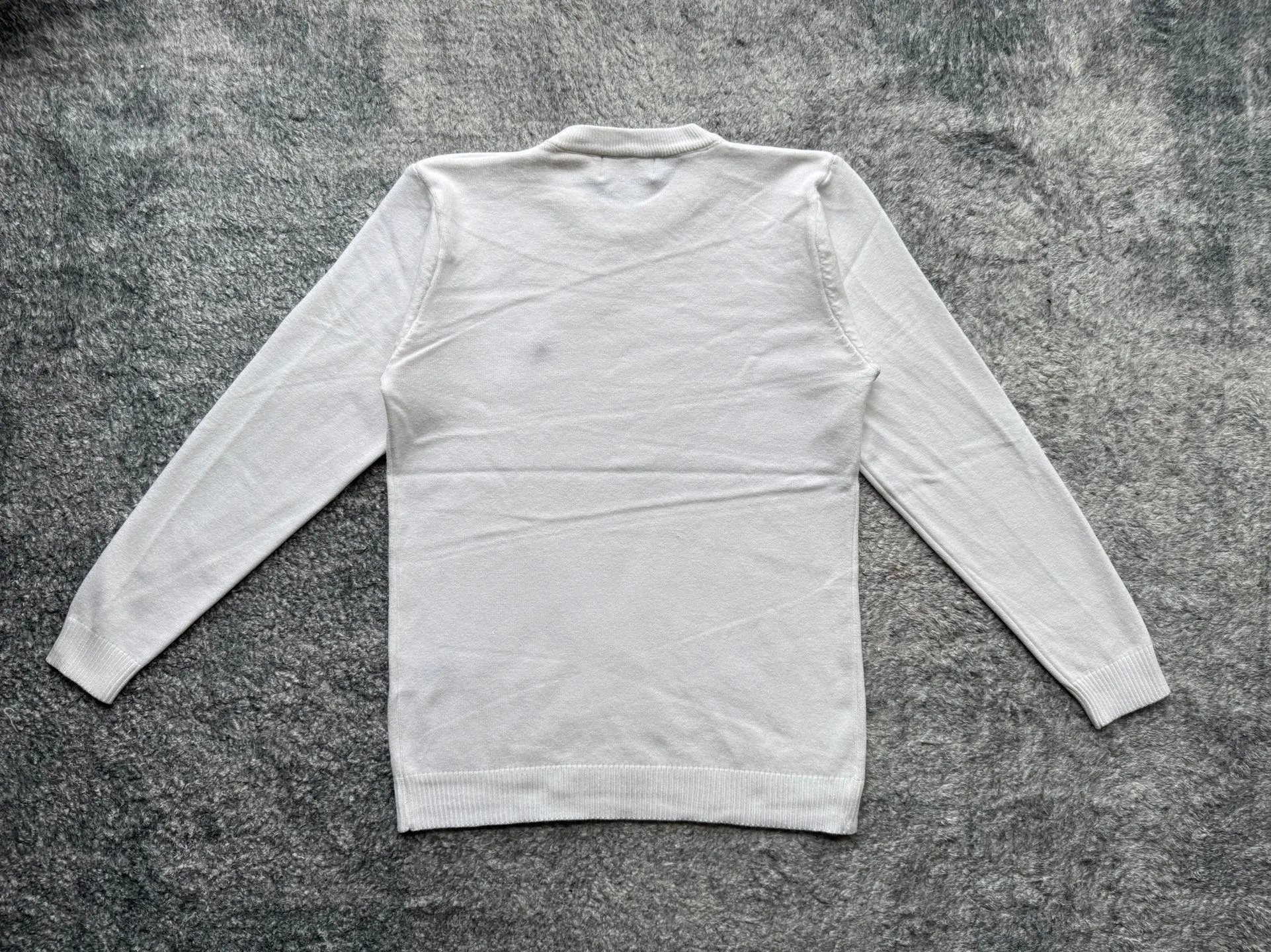 P180 Polo Ralph solid color logo embroidered knitted long-sleeved sweater ✅ Great texture: knitted fabric, soft and waxy to the touch, very comfortable to wear next to the body, and very warm. It is suitable for wearing alone in the winter in the south or as a base layer in the north. ✅ Slimming version: The round neck design is classic and durable, and will not look bloated. Instead, it has a slimming effect and is friendly to all body types. ✅Versatile and practical: Whether it is worn with suit pants for commuting or jeans for leisure, it can be easily worn, and one piece can be used for several pieces! ✅Pony embroidery is simple yet a little refined!  Color: Black White Size M L